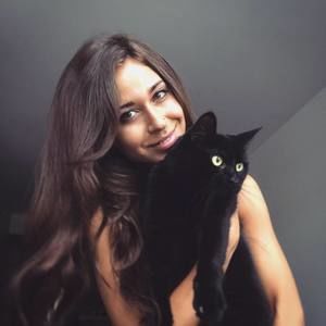 Meet your Posher, Claudia